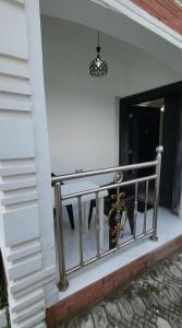 una barandilla de metal en un porche con ventana en Contemporary 1 bedroom apartment in awoyaya ibeju lekki en Awoyaya