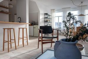 a kitchen with a black chair and a table at Nordisches Wohlfühlnest in der Leeraner Altstadt in Leer