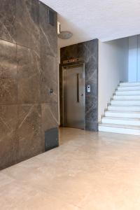 un pasillo con escaleras y una puerta en un edificio en Zoe's Suite Athen's Center, en Atenas