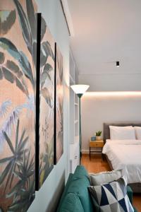 1 dormitorio con 1 cama y una gran pintura en la pared en Zoe's Suite Athen's Center, en Atenas