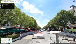 eine Straße mit Bäumen und ein Straßenschild auf dem Bürgersteig in der Unterkunft Dakar - Bel appartement à Reims in Reims
