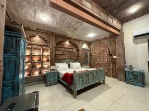 Katil atau katil-katil dalam bilik di Geel Heritage - A Restored Haveli