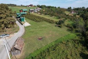 uma vista aérea de um campo com uma casa e uma estrada em VINKOV KUTAK 