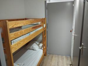 Appartement idéalement situé في سا شيفري: سريرين بطابقين في غرفة
