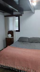 - une chambre avec un lit et une fenêtre dans l'établissement CASA DIEGUITO, TURISMO RURAL, à Valleseco