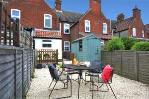 a small patio with a table and chairs at Holmleigh, Aldeburgh in Aldeburgh