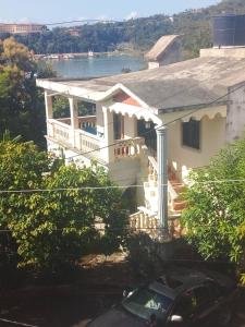 een wit huis met uitzicht op het water bij The Beauty of samana in Santa Bárbara de Samaná