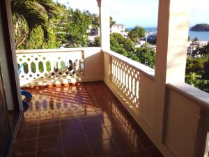 een balkon met uitzicht op de oceaan bij The Beauty of samana in Santa Bárbara de Samaná
