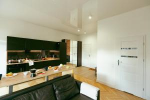 O bucătărie sau chicinetă la Wspólna 54a - Bezpłatny parking - Apartament dla 6 osób - 450 metrów od Dworca Centralnego i Złotych Tarasów - Better Rental