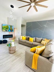 Χώρος καθιστικού στο Luxury beach house W/HeatedPool