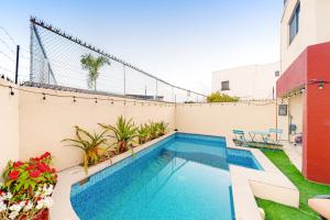 uma piscina ao lado de um edifício em Law's Paradise Pool Residence em San José del Cabo