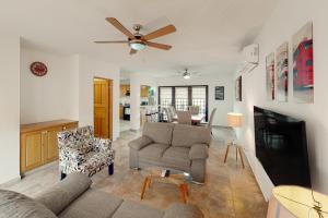 uma sala de estar com 2 sofás e uma ventoinha de tecto em Law's Paradise Pool Residence em San José del Cabo