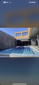 una gran piscina frente a un edificio en Hoor Hotel en Yeda