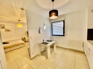 a room with a desk and a window and a bed at Le Cocon des Thermes Amneville Metz Luxembourg in Amnéville