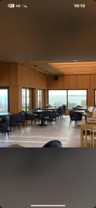فندق حور في جدة: غرفة كبيرة بها طاولات وكراسي ونوافذ