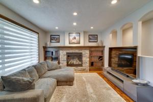 sala de estar con sofá y chimenea en Kaysville Group Getaway 26 Mi to Snowbasin Resort!, en Kaysville