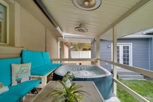 un patio con bañera de hidromasaje en un porche en Kaysville Group Getaway 26 Mi to Snowbasin Resort!, en Kaysville