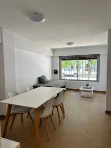 ein Wohnzimmer mit Tisch, Stühlen und Sofa in der Unterkunft Refugio Urbano in Neuquén