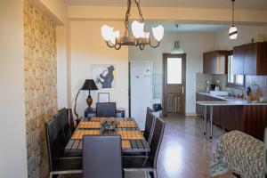 a dining room and kitchen with a table and chairs at Villa Eridos in Káto Lekhónia