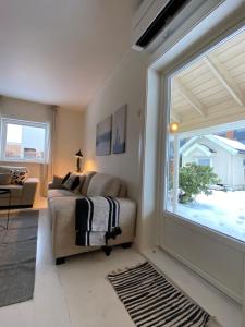 un soggiorno con divano e finestra di Gardermoen House a Gardermoen