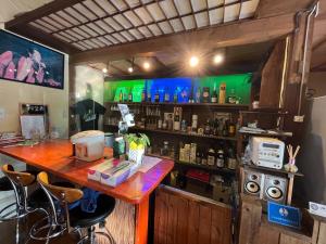 - un bar avec un comptoir dans une pièce dans l'établissement Guest house HEART - Vacation STAY 04737v, à Hitoyoshi