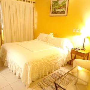 سرير أو أسرّة في غرفة في Hotel Santo Domingo