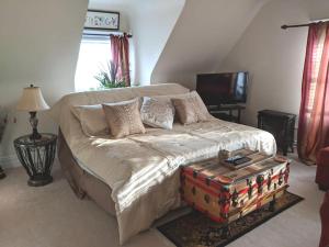 uma sala de estar com um sofá com um baú em 3rd Floor Cozy Unique Apt em Montclair