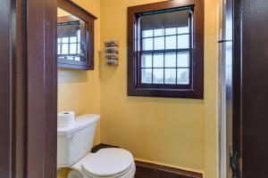 Ένα μπάνιο στο Unique Finger Lakes Converted Horse Barn with Patio! +18 φωτογραφίες