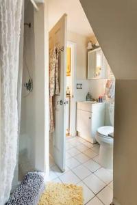 uma casa de banho branca com um WC e um lavatório em 3rd Floor Cozy Unique Apt em Montclair