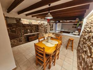 cocina y comedor con mesa y sillas en Casa Turistica Torreón de Villafamés en Villafamés