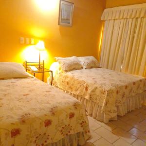 سرير أو أسرّة في غرفة في Hotel Santo Domingo