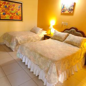سرير أو أسرّة في غرفة في Hotel Santo Domingo