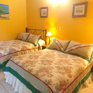 سرير أو أسرّة في غرفة في Hotel Santo Domingo