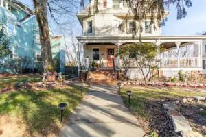 uma casa branca com uma árvore e um passeio em 3rd Floor Cozy Unique Apt em Montclair