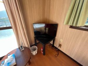 Guest house HEART - Vacation STAY 04732v في هيتويوشي: غرفة معيشة مع تلفزيون بشاشة مسطحة في غرفة