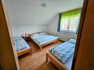 Zimmer mit 2 Betten und einem Fenster in der Unterkunft Apartman M. Rados in Kupres