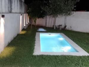 una piccola piscina in erba vicino a una recinzione di Los Alamos a Paraná