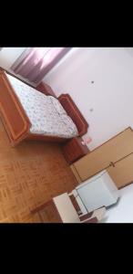 Habitación con cama y sillas. en Residencial/ Pensão Natur en Tarrafal
