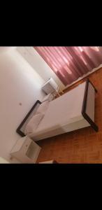 ein kleines Zimmer mit einem Bett in der Decke in der Unterkunft Residencial/ Pensão Natur in Tarrafal