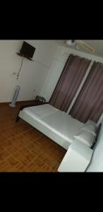 1 cama grande en una habitación con en Residencial/ Pensão Natur en Tarrafal