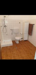 ein Bad mit WC und Dusche in der Unterkunft Residencial/ Pensão Natur in Tarrafal