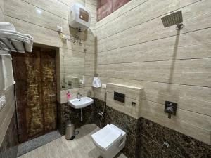 une salle de bain avec des toilettes blanches et un lavabo dans l'établissement Geel Heritage - A Restored Haveli, à Jodhpur