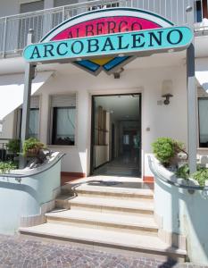 - l'entrée d'un hôtel argo argoria avec des escaliers dans l'établissement Albergo Arcobaleno, à Sottomarina