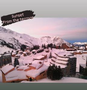 una ciudad cubierta de nieve con montañas en el fondo en Charmant T2 classé 3 étoiles, Les Crozats, Magnifique vue montagne en Avoriaz