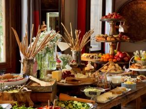 un buffet con molti tipi di cibo diversi su un tavolo di Alavya ad Alaçatı