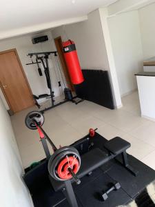 una vista panoramica su una palestra con tapis roulant di Quarto em Estância Velha a Genuino Sampaio