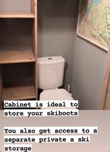 a bathroom with a toilet and a book shelf at Charmant T2 classé 3 étoiles, Les Crozats, Magnifique vue montagne in Avoriaz