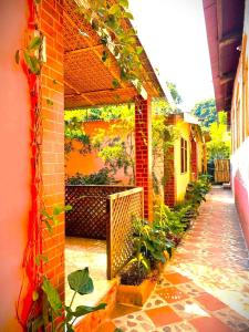um edifício de tijolos com um portão e algumas plantas em Art & Coffee em Santa Cruz La Laguna