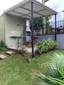 pérgola con mesa de picnic y parrilla en Quarto em Estância Velha, en Estância Velha