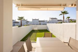 einen Blick auf den Hinterhof vom Balkon eines Hauses in der Unterkunft Playa Blanca Zahara in Zahara de los Atunes